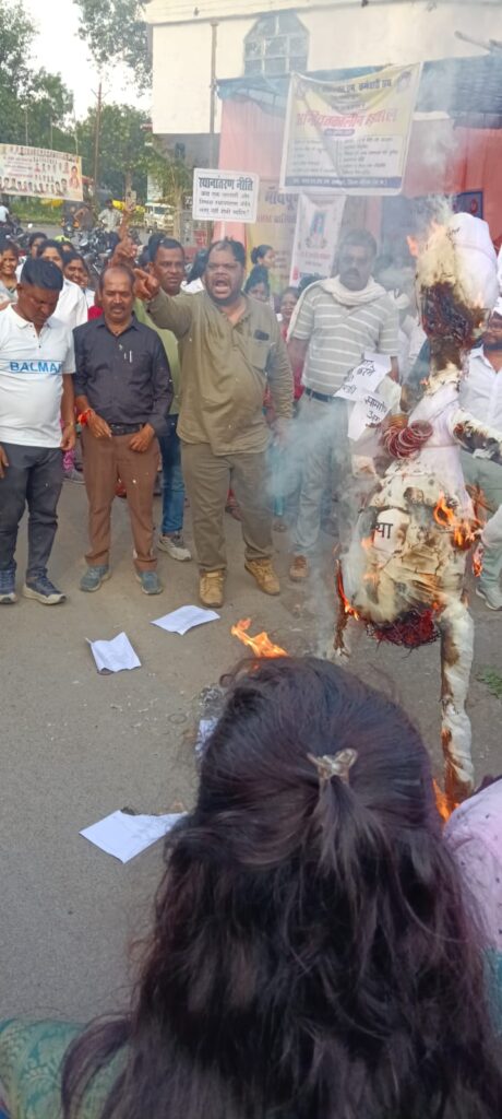 10 सूत्रीय मांगों को लेकर NHM कर्मियों का प्रदर्शन जारी… संविदा कुप्रथा के विरोध में किया पुतला दहन…नोटिस की प्रतियां जलाई…