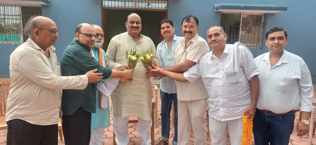 पूर्व मंत्री जयसिंह अग्रवाल संगठन के कायाकल्प अभियान के तहत् दर्री एवं जमनीपाली मंडल कांग्रेस कमेटी के तथा दर्री ब्लॉक के पदाधिकारियों के साथ बैठक की..