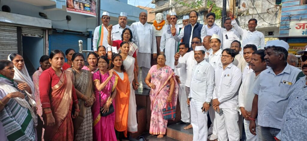 पूर्व मंत्री जयसिंह अग्रवाल ने गांधी चौक में किया ध्वजारोहण