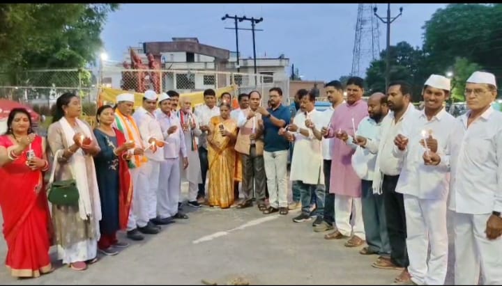 जिला कांग्रेस कमेटी ने वोट चोरी के मामले को लेकर सुभाष चौक कोरबा में निकाला कैंडल मार्च