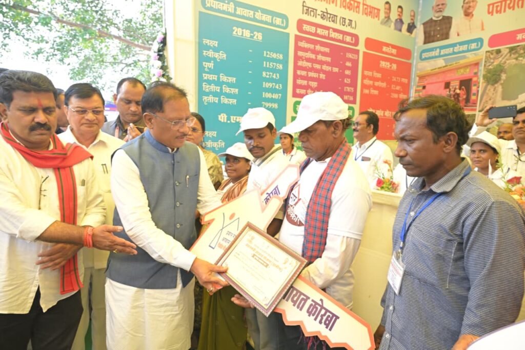 मुख्यमंत्री विष्णुदेव साय ने विभागीय स्टॉलों का अवलोकन कियाकोरबा में विभिन्न योजनाओं से हितग्राहियों को किया लाभांवित