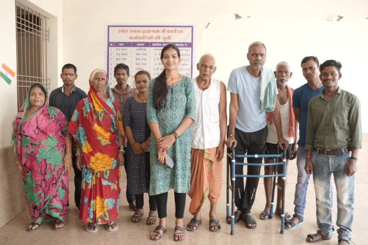 मीठे बोल,अपनापन, स्नेह और सम्मान के साथ बेसहारा वृद्धजनों को आश्रय दे रहा स्नेह सदन