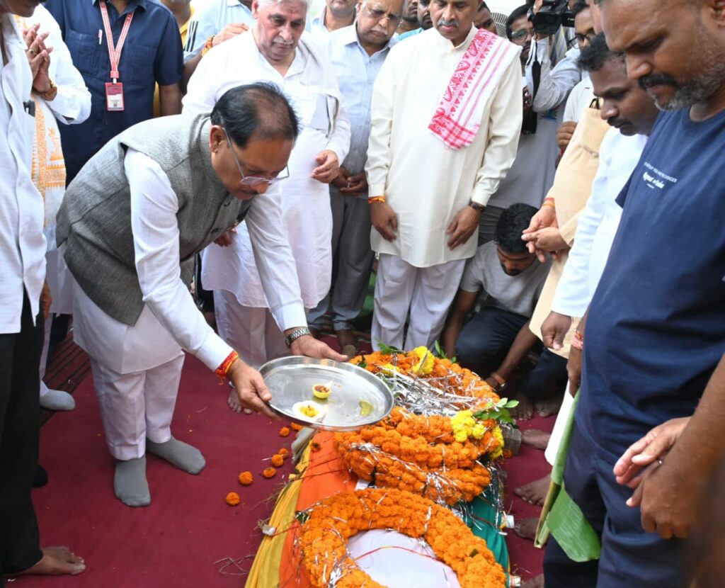रायपुर : मुख्यमंत्री श्री साय ने पूर्व प्रांत प्रचारक श्रद्धेय श्री शांताराम जी को दी श्रद्धांजलि