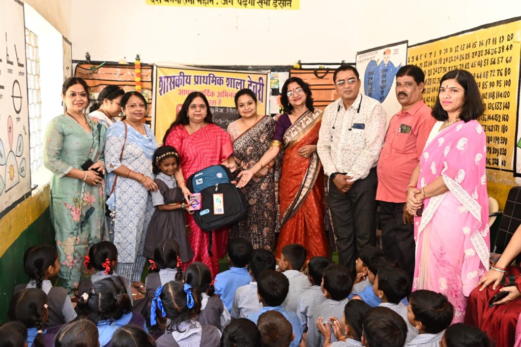 एनटीपीसी सीपत की संगवारी महिला समिति द्वारा ग्राम पंचायत देवरी के शासकीय प्राथमिक शाला में स्कूल बैग का वितरण