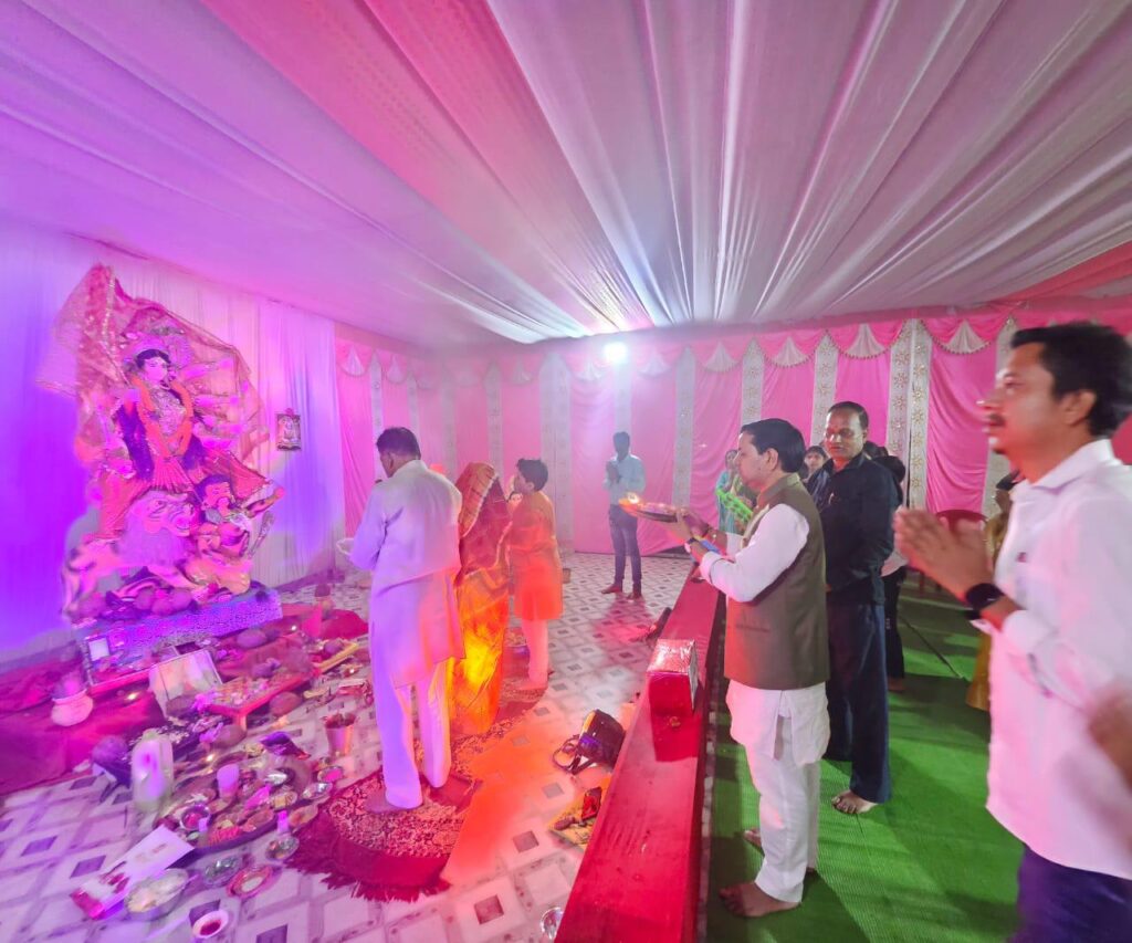 विभिन्न स्थानों में माँ नवदुर्गा मैया की दिव्य प्रतिमाओं का दर्शन कर, पार्षद एवं भाजयूमो जिलामहामंत्री नरेंद्र देवांगन ने जिले व प्रदेशवासियों की खुशहाली की कामना की 