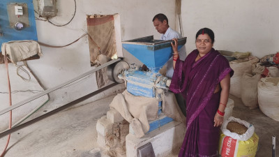 रायपुर : बिहान से अनिता की बदली किस्मत : हॉलर मिल, किराना एवं पत्तल-दोना व्यवसाय से बनी लखपति दीदी