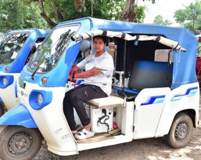 रायपुर : ई-रिक्शा चलाकर यात्रियों को मंजिल तक पहुंचा रही सरस्वती