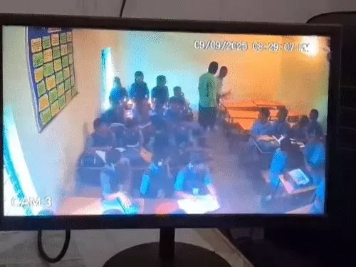 क्लास में पढ़ाने को लेकर दो शिक्षकों मे हुआ विवाद…क्लास रूम में ही दोनों में जमकर मारपीट…CCTV में कैद हुई घटना..डर के मारे क्लास छोड़कर भागे बच्चे…BEO ने प्राचार्य से मांगा जवाब