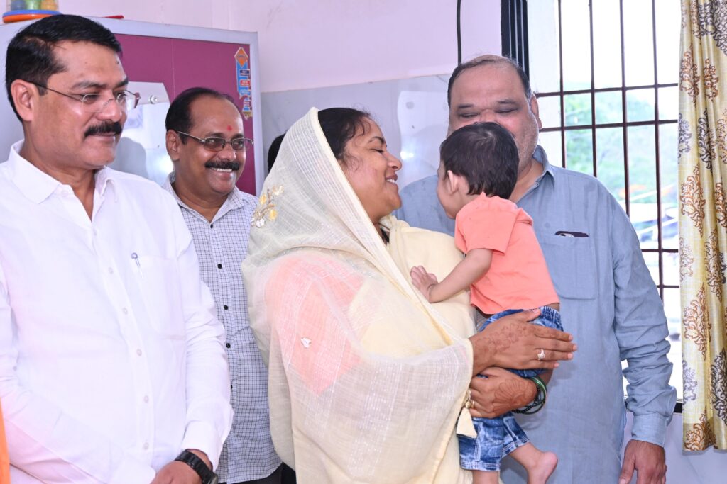 महिला एवं बाल विकास तथा समाज कल्याण मंत्री श्रीमती लक्ष्मी राजवाड़े ने सेवा भारती में निवासरत बच्चों की ली जानकारी