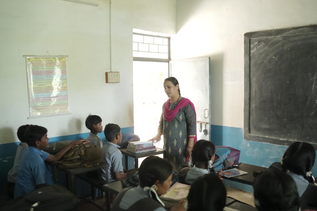 अब अंग्रेजी से नहीं लगेगा डर, युक्ति युक्तकरण से गांव के विद्यार्थियों की पढ़ाई हुई बेहतर