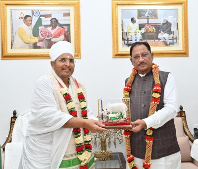 रायपुर : मुख्यमंत्री से पूज्य संत श्री असंग देव जी ने की सौजन्य भेंट