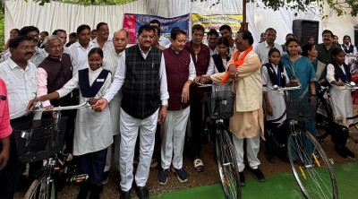 रायपुर : खाद्य मंत्री श्री दयालदास बघेल वृक्षारोपण और सायकल वितरण कार्यक्रम में हुए शामिल