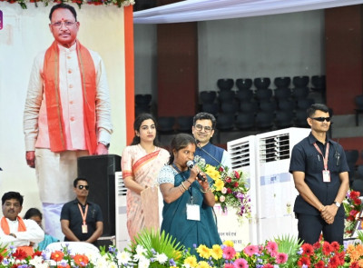 रायपुर : मुख्यमंत्री ने किया दीदी ई-रिक्शा चालक भुनेश्वरी साहू एवं मुख्यमंत्री नोनी बाबू मेधावी शिक्षा सहायता योजना के हितग्राही मनोज साहू से किया संवाद