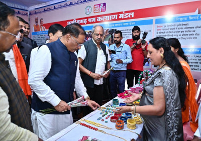 रायपुर : मुख्यमंत्री श्री साय ने किया श्रम विभाग द्वारा आयोजित प्रदर्शनी का अवलोकन