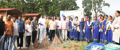 रायपुर : एक दिन-एक घंटा स्वच्छता ही सेवा अभियान के तहत बलरामपुर बाजार परिसर में सामूहिक श्रमदान