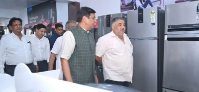 रायपुर : व्यापारियों और उपभोक्ताओं के बीच पहुँचे पर्यटन मंत्री श्री राजेश अग्रवाल