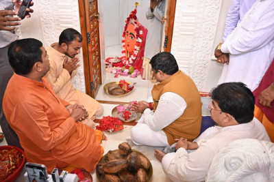 रायपुर : स्कूल शिक्षा मंत्री गजेन्द्र यादव ने धमतरी में माँ विंध्यवासिनी मंदिर में की पूजा-अर्चना