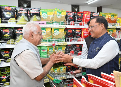 रायपुर : जब मुख्यमंत्री खुद बने ग्राहक : घरेलू सामान की शॉपिंग कर उठाया जीएसटी दरों में कटौती का लाभ