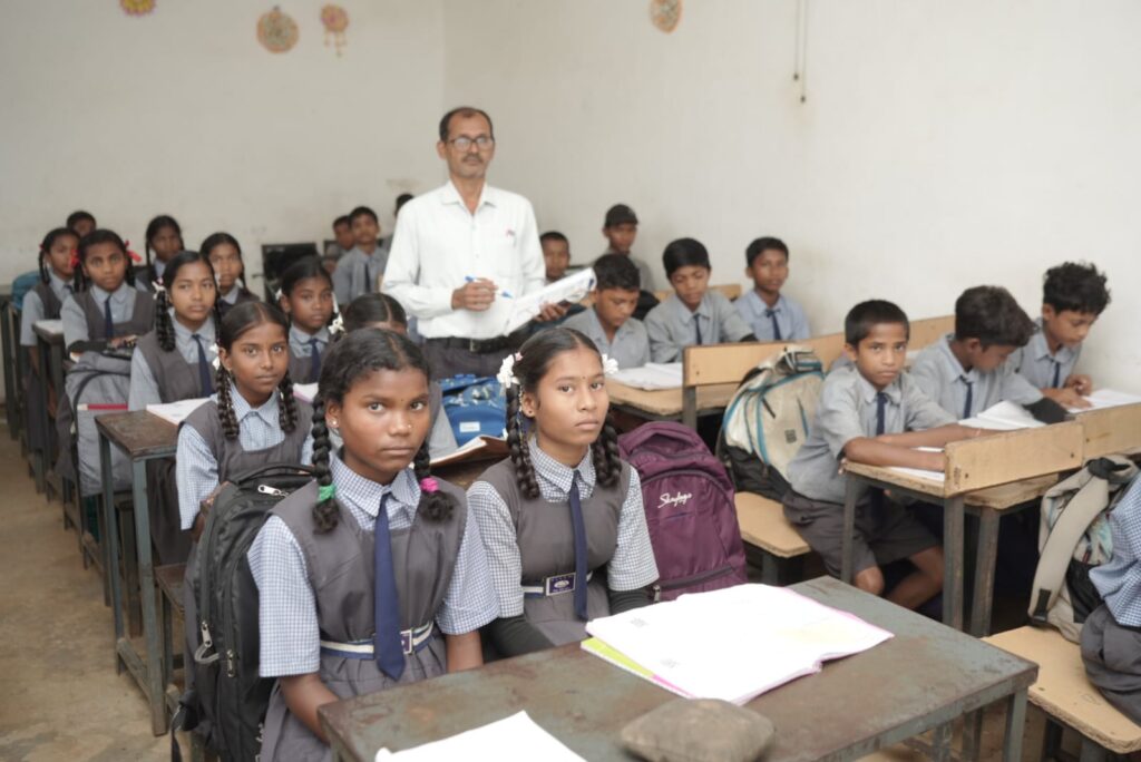 विज्ञान शिक्षक श्री रात्रे की नियुक्ति ने माध्यमिक शाला लैंगा में बदला शिक्षा का स्तर