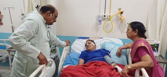 पूर्व विधानसभा उपाध्यक्ष बनवारी लाल अग्रवाल का अस्पताल पहुँचकर पूर्व मंत्री जय सिंह अग्रवाल ने जाना हालचाल