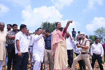 रायपुर : मंत्री श्रीमती लक्ष्मी राजवाड़े ने गोबरी नाला पर अस्थायी रपटा निर्माण कार्य का किया निरीक्षण