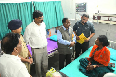 रायपुर : लुत्ती डैम टूटने से प्रभावित ग्रामीणों का हाल चाल जानने जिला अस्पताल पहुंचे कृषि मंत्री श्री नेताम