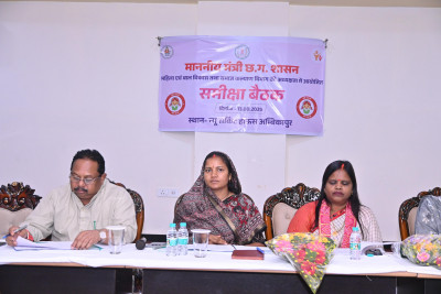 रायपुर : महिला एवं बाल विकास मंत्री श्रीमती लक्ष्मी राजवाड़े ने अंबिकापुर में की विभागीय समीक्षा बैठक