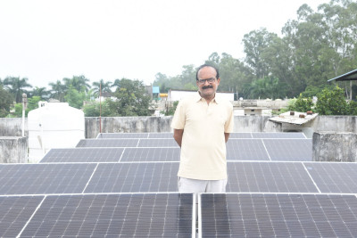 रायपुर : पीएम सूर्य घर योजना से अंबिकापुर के धीरेंद्र नाथ दुबे बने बिजली उत्पादक