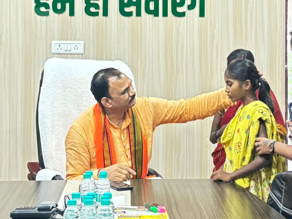 रायपुर : ‘पापा, मैं ठीक हो जाऊंगी ना?’ – दिल की बीमारी से जूझ रही मासूम शांभवी गुरला का सवाल