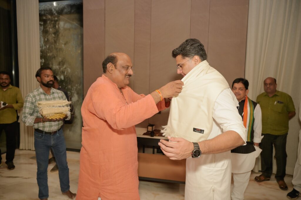 वोटर अधिकार यात्रा अभियान के तहत् कांग्रेस कमेटी के महासचिव सचिन पायलट सहित अन्य नेताओ का औद्योगिक नगरी कोरबा आगमन पर पूर्व मंत्री जयसिंह अग्रवाल, पूर्व महापौर रेणु अग्रवाल ने किया सपरिवार स्वागत एवं अभिनंदन