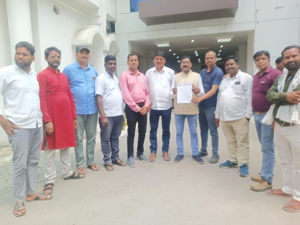 कोरबा निगम क्षेत्र में व्याप्त समस्याओं के संबंध मे विपक्षी पार्षदों ने कलेक्टर को सौंपा ज्ञापन