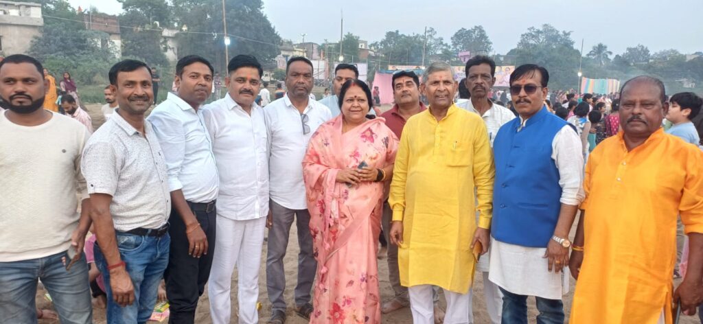 छठ पूजा के अवसर पर पूर्व महापौर राजकिशोर प्रसाद एवं श्रीमती रेणु अग्रवाल ने विभिन्‍न छठ पर डूबते सूर्य देव को दिया अर्घ्‍य…