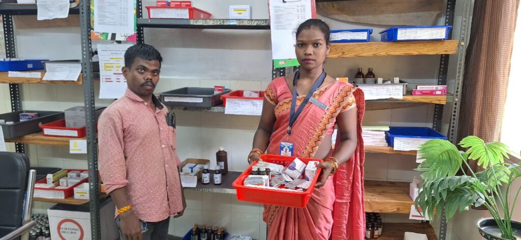 पहाड़ी कोरवा  मंझनीन बाई अब आती है अस्पताल, जिन्दगी हुई खुशहालअजगरबहार प्राथमिक स्वास्थ्य केंद्र अजगरबहार में है कार्यरत