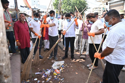 रायपुर : राजस्व मंत्री श्री टंक राम वर्मा ने खेल मैदान में सफाई कर दिया स्वच्छता का संदेश