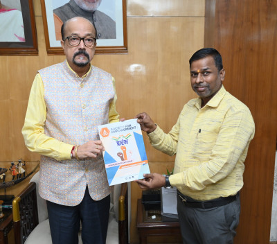 रायपुर : राज्यपाल श्री डेका को ‘प्रारंभ‘ पत्रिका का विशेषांक भेंट