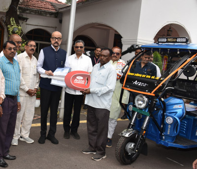 रायपुर : राज्यपाल श्री डेका ने सरस्वती शिक्षा संस्थान को प्रदान किए चार ई-रिक्शे