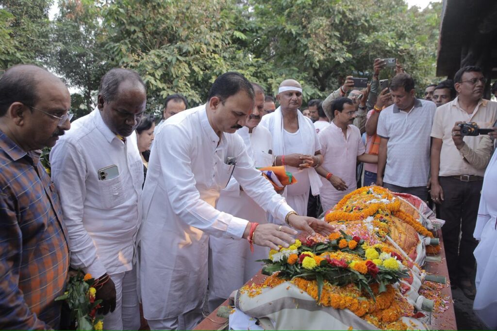 स्वास्थ्य मंत्री श्री श्याम बिहारी जायसवाल ने पूर्व विधानसभा उपाध्यक्ष श्री बनवारी लाल अग्रवाल को दी श्रद्धांजलि