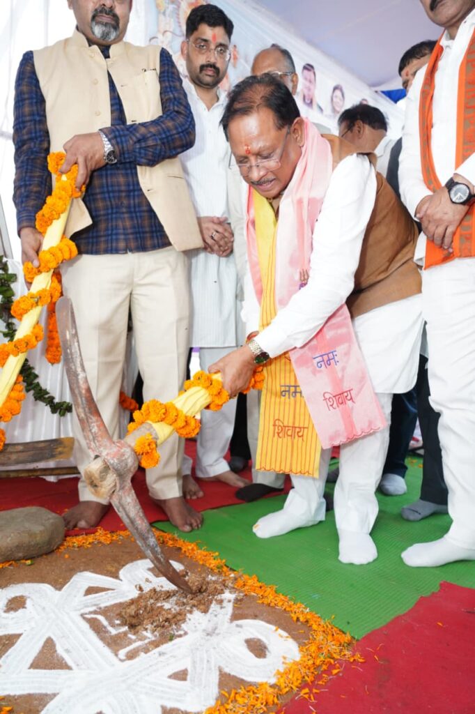 मुख्यमंत्री श्री साय ने कसनिया मोड़ में भगवान सहस्त्रबाहु चौक नामकरण, प्रवेश द्वार सह उद्यान निर्माण का किया भूमिपूजन