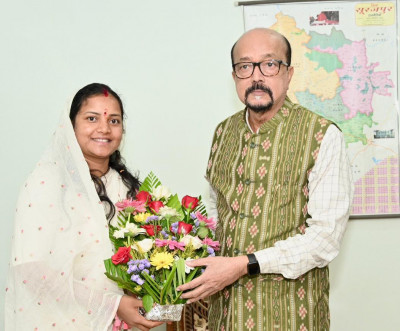 रायपुर : महिला एवं बाल विकास मंत्री श्रीमती लक्ष्मी राजवाड़े ने राज्यपाल श्री रमेन डेका से की सौजन्य भेंट