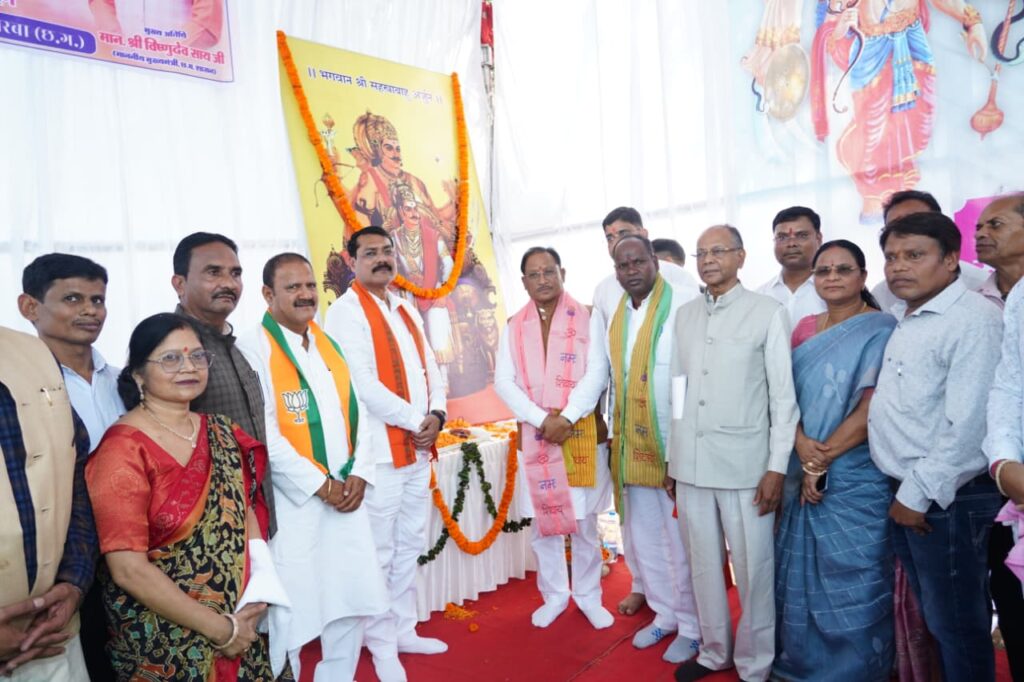 मुख्यमंत्री श्री साय ने रामपुर चौक में वीर शहीद सीताराम कंवर की प्रतिमा का किया अनावरण