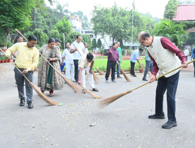 रायपुर : राज्यपाल श्री डेका ने गांधी जयंती पर की साफ-सफाई