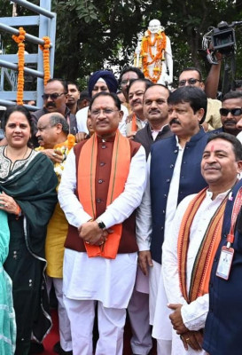 रायपुर : मुख्यमंत्री श्री विष्णुदेव साय ने राष्ट्रपिता महात्मा गांधी और पूर्व प्रधानमंत्री श्री लाल बहादुर शास्त्री की प्रतिमा पर किया माल्यार्पण