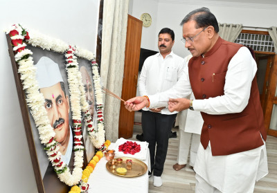 रायपुर : मुख्यमंत्री श्री साय ने राष्ट्रपिता महात्मा गांधी और पूर्व प्रधानमंत्री श्री लाल बहादुर शास्त्री को उनकी जयंती पर किया नमन