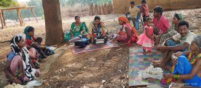 रायपुर : बैंक सखी बालेश्वरी गांव-गांव में पहुंचा रहीं हैं बैंकिंग सुविधाएं