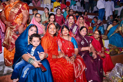 रायपुर : मंत्री श्रीमती लक्ष्मी राजवाड़े ने, सूर्यदेव को अर्पित किया संध्या अर्घ्य