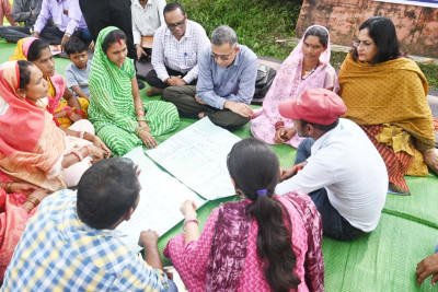 रायपुर : आदि कर्मयोगी अभियान के राज्य नोडल अधिकारी श्री एम. राज मुरूगन कबीरधाम के ग्रामीणों से किया सीधा संवाद