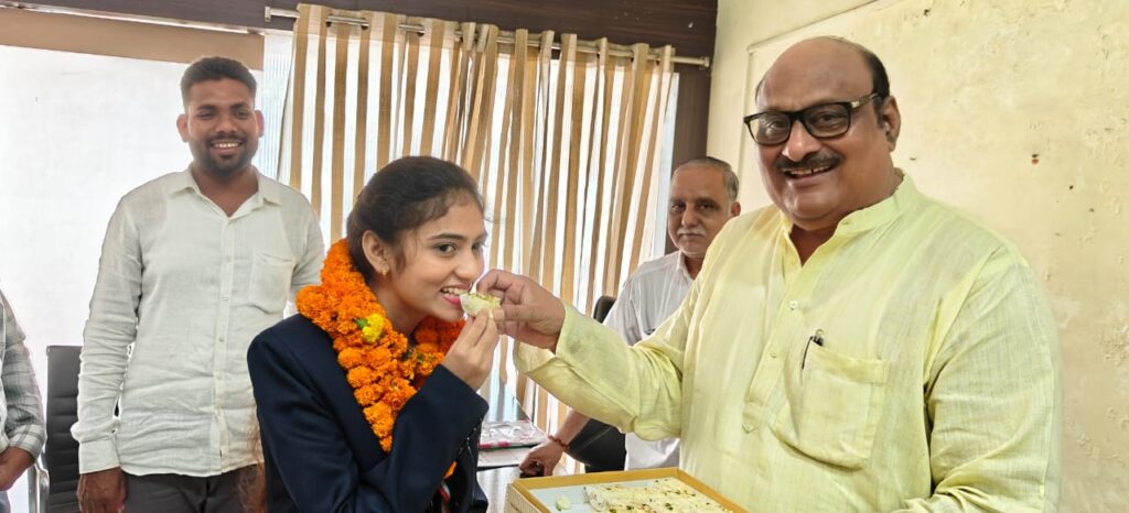 पूर्व मंत्री जयसिंह अग्रवाल ने सक्रिय एनएसएस स्वयं सेविका लखनी साहू को पुष्पगुच्छ भेंटकर एवं मुंह मीठा कराकर सम्मानित किया