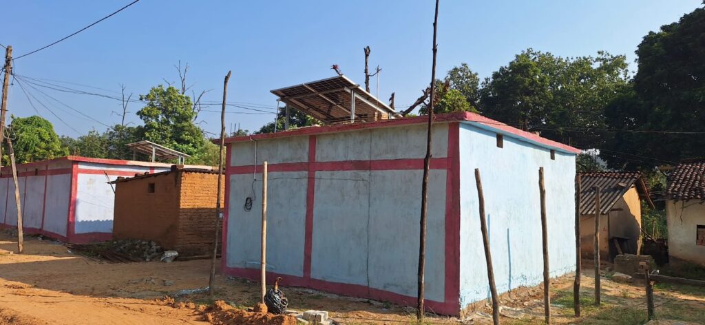 पहाड़ी कोरवा बंधन सिंह के आवास में लगा पीएम सूर्यघर