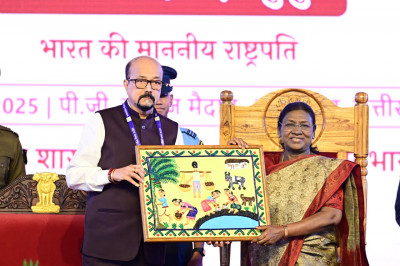 रायपुर : राष्ट्रपति श्रीमती मुर्मु के छत्तीसगढ़ आगमन पर राज्यपाल ने भेंट की भित्ती चित्रकारी की पेंटिंग