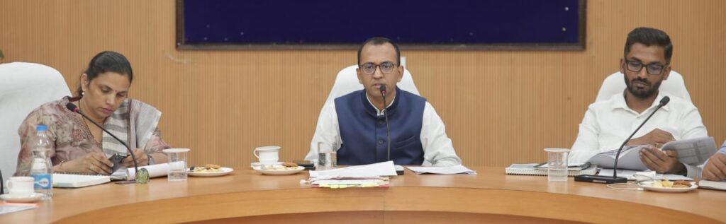 विभागीय कार्यों की समीक्षा बैठक में कलेक्टर श्री अजीत वसंत ने दिए त्वरित निराकरण और पारदर्शिता के निर्देश